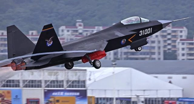 FC-31 Gyrfalcon – Το κινεζικό «F-35» μπαίνει στην παραγωγή! Τρόμος στις ΗΠΑ – Βίντεο